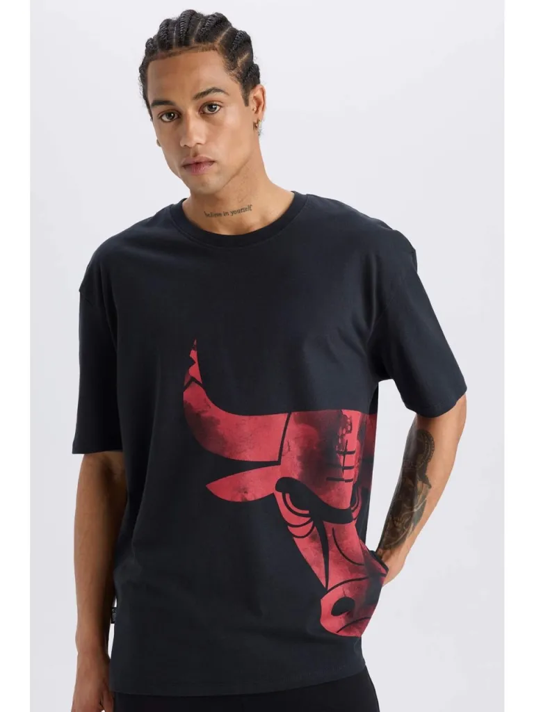 DeFacto DeFactoFit NBA Chicago Bulls Oversize Geniş Kalıp Bisiklet Yaka Kısa Kollu Tişört B3889AX25SP