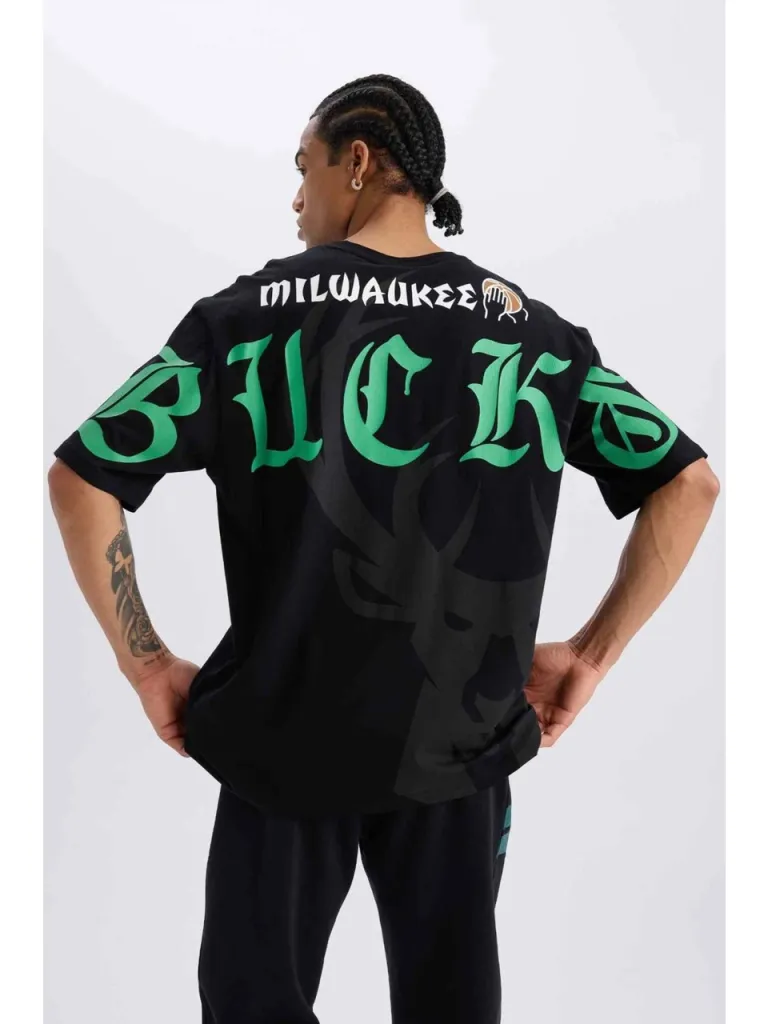 DeFacto DeFactoFit NBA Milwaukee Bucks Oversize Geniş Kalıp Bisiklet Yaka Kısa Kollu Tişört B3910AX25SP