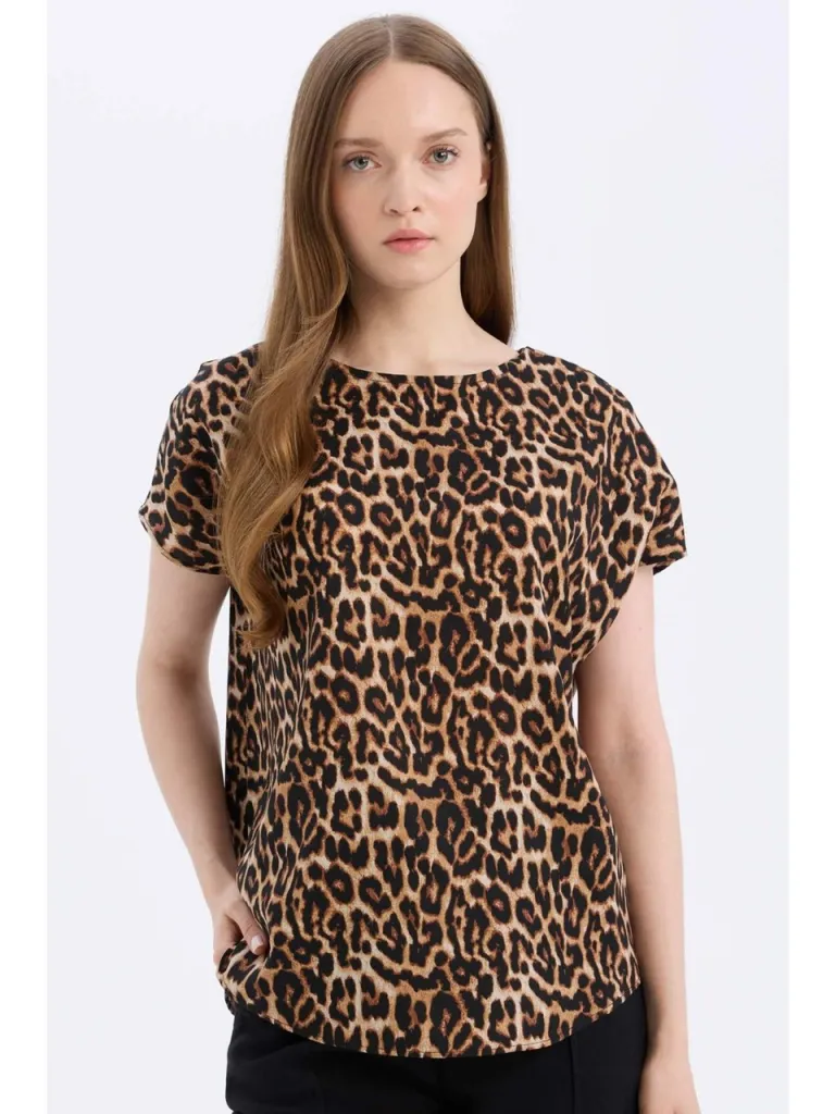DeFacto Regular Fit Leopar Desenli Bisiklet Yaka Kısa Kollu Bluz E7038AX25SP